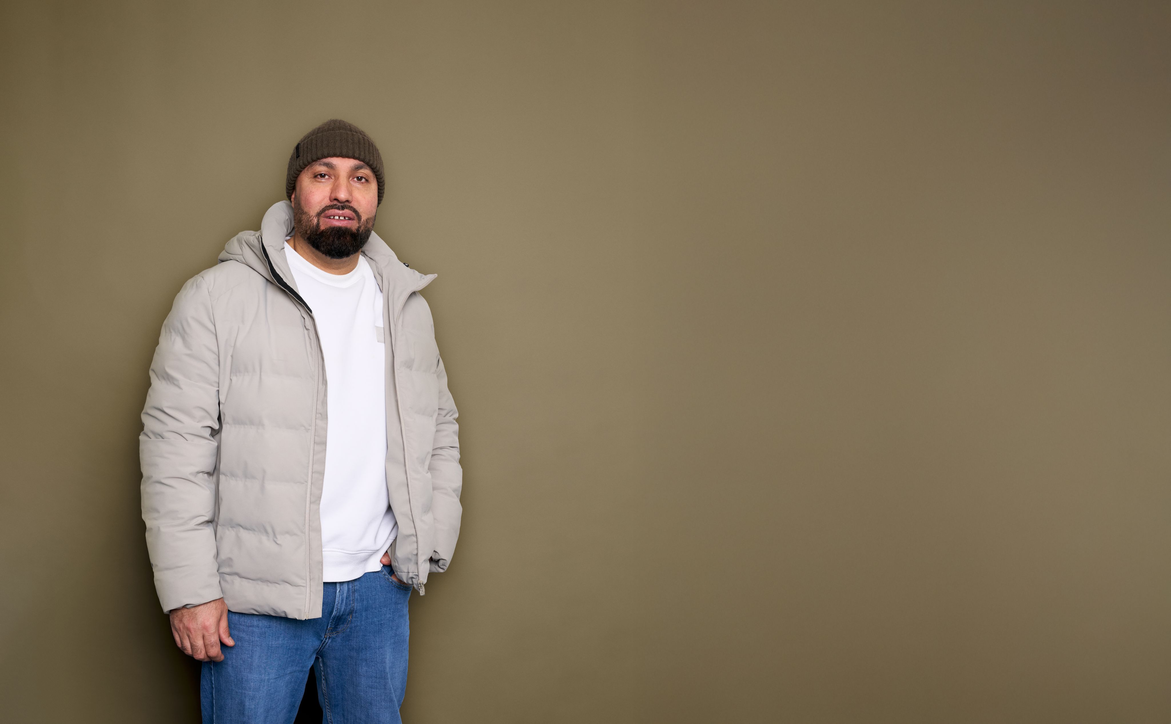 men's gray crew-neck shirt